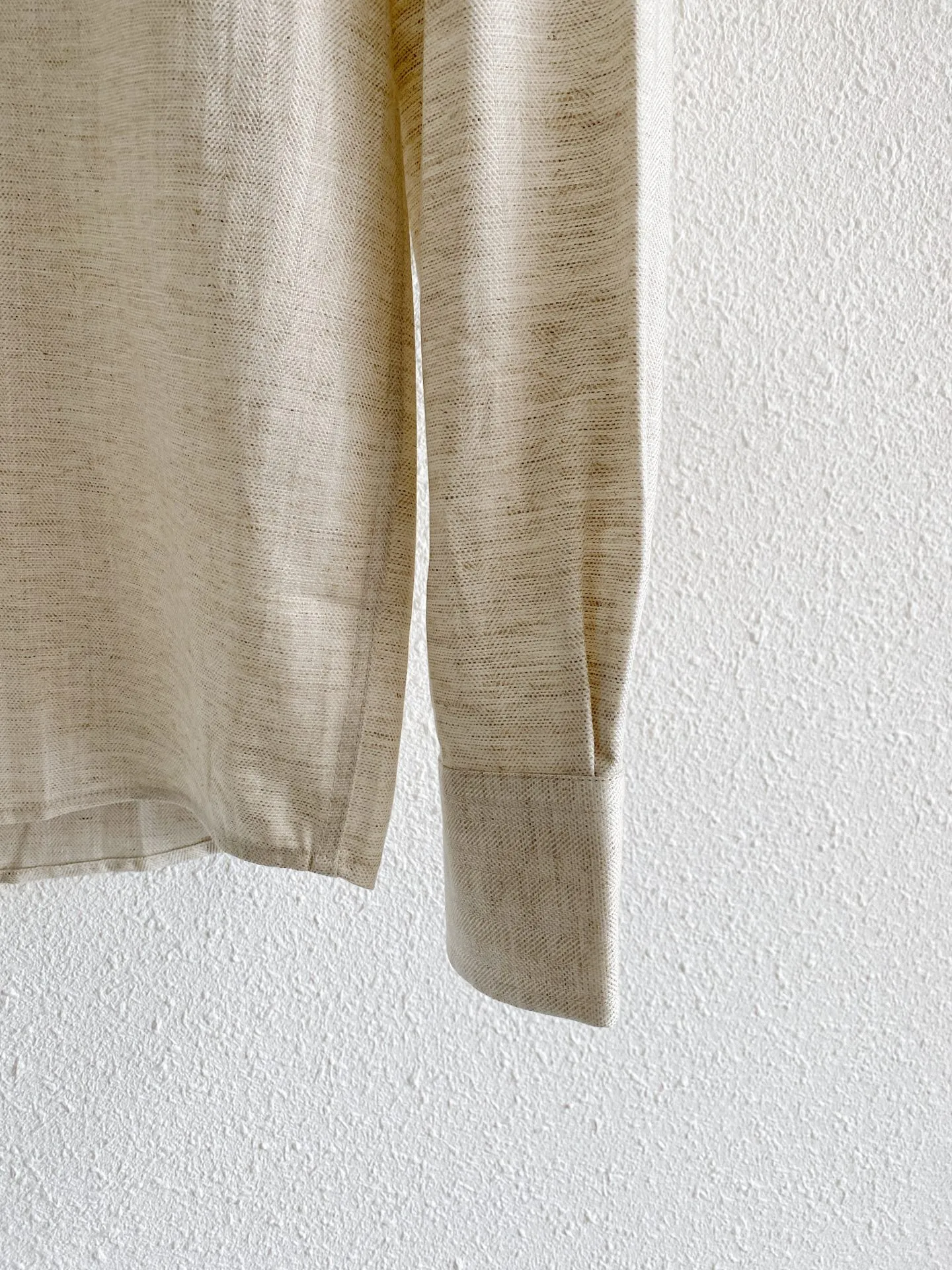 Loro Piana Tencel linen quiet luxury long-sleeved shirt Fabric characteristics: This high-quality fabric is made of Tencel + linen blend. The common ratio is 75% Lyocell Tencel and 25% linen, which takes into account the advantages of the two materials; Linen has its own natural fine texture, breathable and full, and has excellent heat dissipation when worn in spring and summer. It is not easy to sweat and stick to the body in hot weather; Tencel complements the shortcomings of pure linen, which is easy to wrinkle and rough to the touch. The fabric drape is better, feels smooth and soft against the skin, and will not prick the skin; the fabric has a matte high-end texture without dazzling gloss, which is in line with the quiet luxury of old money. Style and details: The collar is neat and standard with a pointed collar, and the collar has been shaped so that it is not easy to fold and collapse in daily life. It is suitable for casual wear with one or two buttons unbuttoned, and can also be neatly matched with a tie for light business scenes; it is loose and slightly dropped at the shoulders, and is very tolerant of body shapes with wide shoulders, slippery shoulders, and fat on the upper body, and the upper body is not tight and loose; The simple single patch pocket on the left chest is an iconic low-key design, which increases practicality without destroying the overall simple look; the cuffs of a regular formal shirt can be rolled up at will to create a casual atmosphere; the arc hem design is suitable for either tucking into the waistband or wearing it outside. Color matching: There are two basic colors in total. Pure white is suitable for bright wearing scenes, and oatmeal color has its own native linen tone, which is more resistant to daily dirt. Sizes:M-4XL